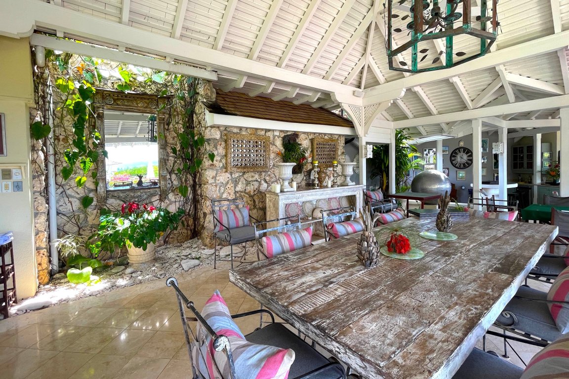 Boho style dinig room with exceptional creative decoration